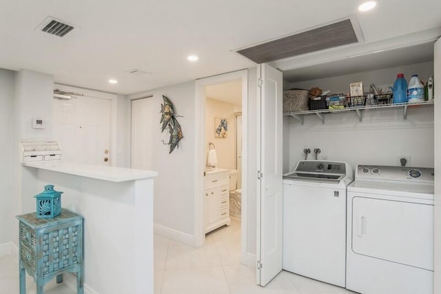 washroom featuring laundry area, baseboards, visible vents, independent washer and dryer, and recessed lighting