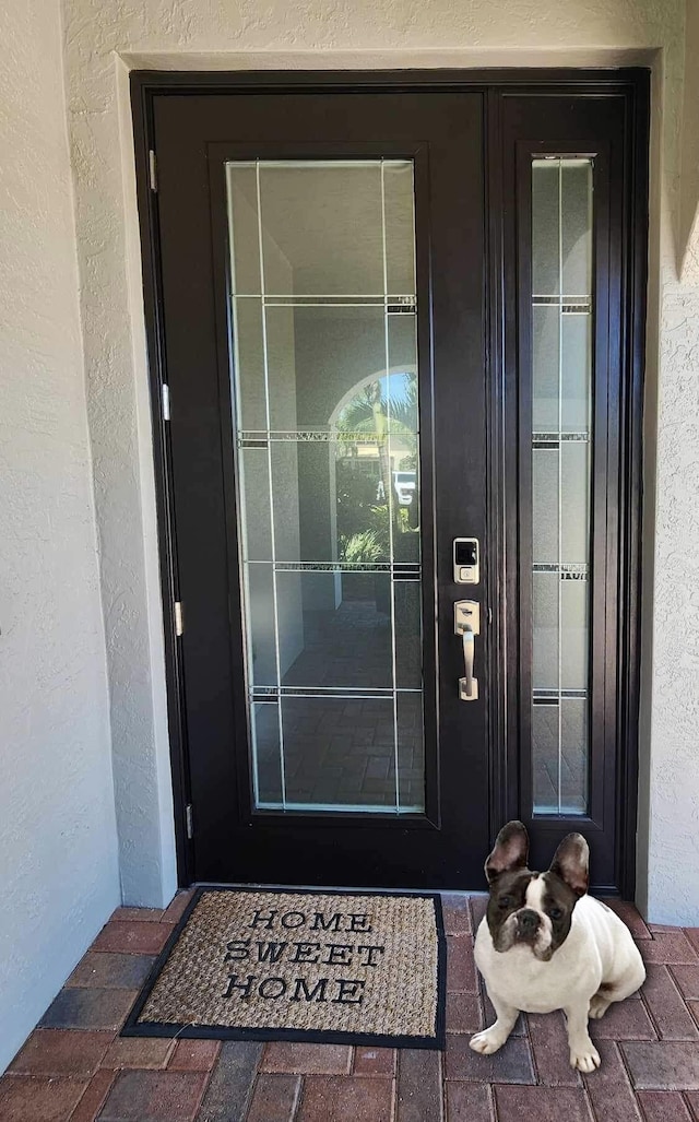 view of exterior entry featuring stucco siding