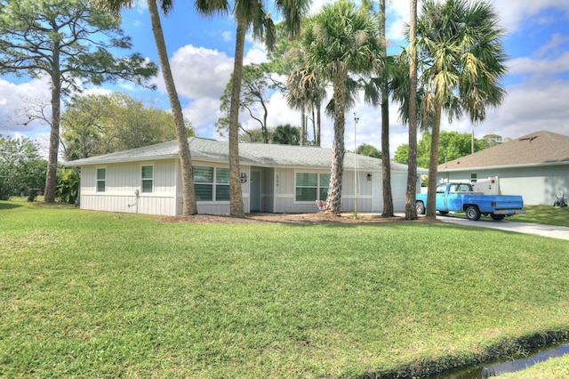 ranch-style home with a front yard