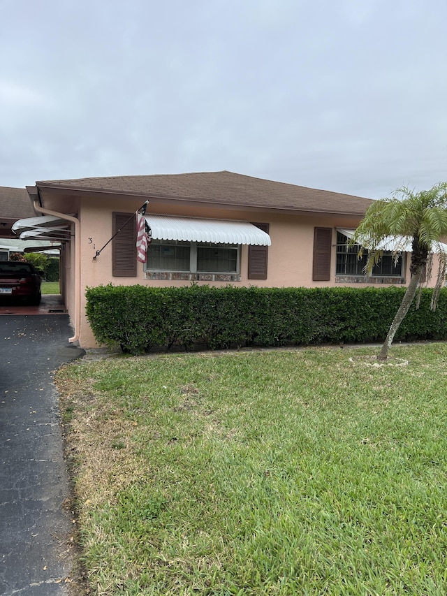 view of front of house featuring a front yard and a carport