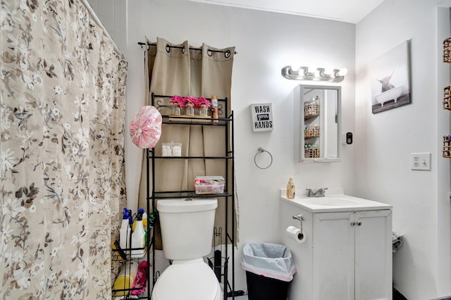 bathroom with a shower with shower curtain, vanity, and toilet