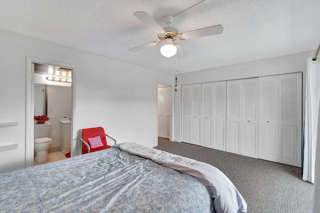 carpeted bedroom with connected bathroom, a ceiling fan, and a textured ceiling