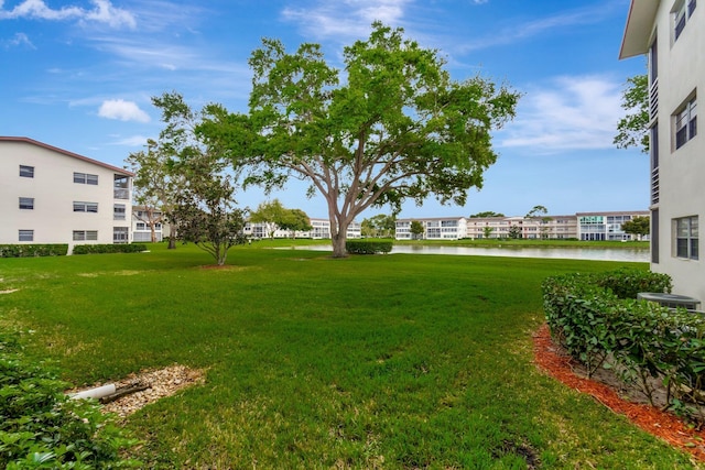 view of yard featuring a water view