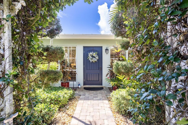 property entrance with stucco siding