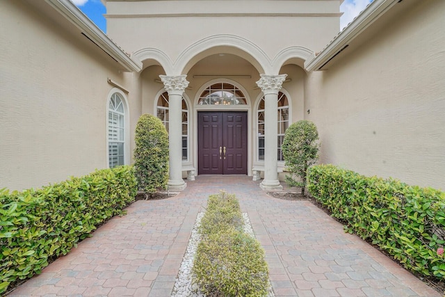 view of exterior entry with stucco siding