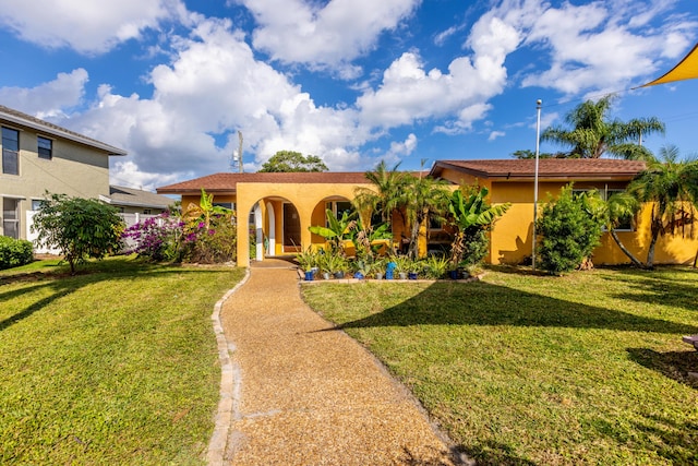 view of front of property featuring a front lawn