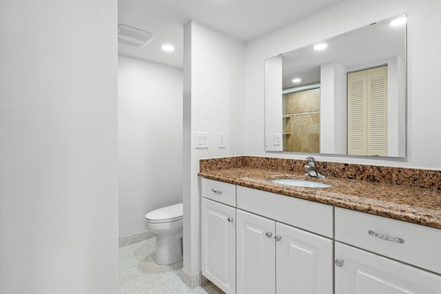 full bath with recessed lighting, a closet, visible vents, toilet, and vanity