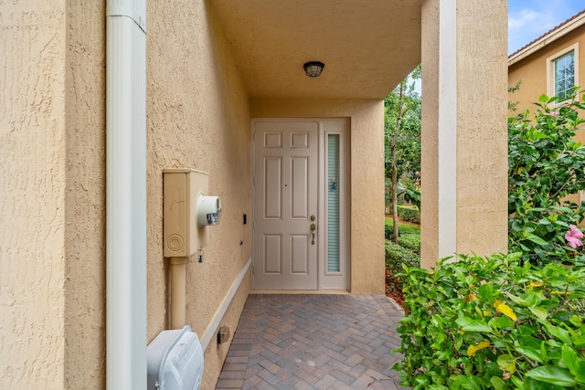 property entrance featuring stucco siding