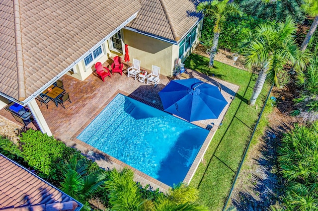 view of swimming pool featuring fence and a yard