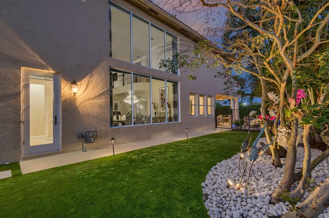 view of yard at dusk