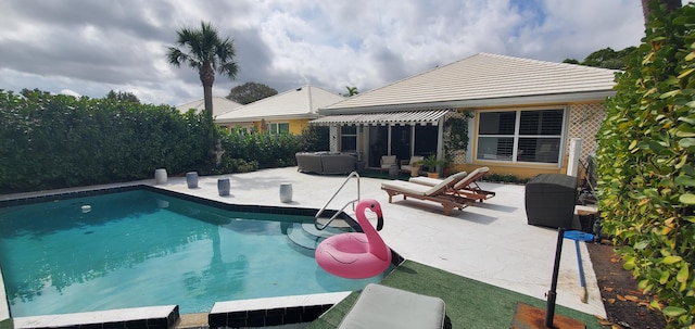 view of swimming pool featuring a patio, outdoor lounge area, and a fenced in pool