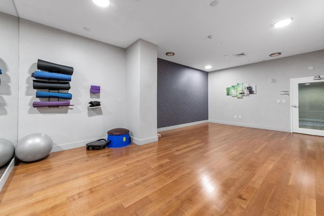 exercise area featuring hardwood / wood-style flooring, baseboards, visible vents, and recessed lighting