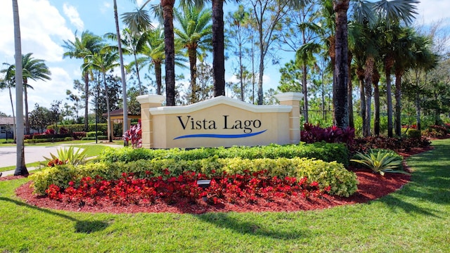 community / neighborhood sign featuring a lawn