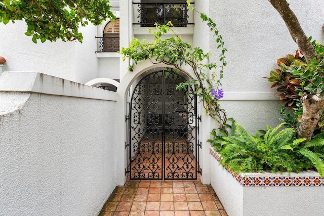 property entrance with stucco siding