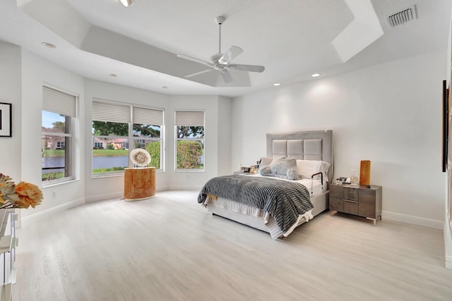 bedroom featuring ceiling fan, recessed lighting, visible vents, baseboards, and light wood finished floors