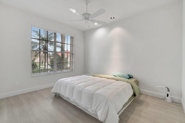 bedroom with light wood-style floors, recessed lighting, ceiling fan, and baseboards