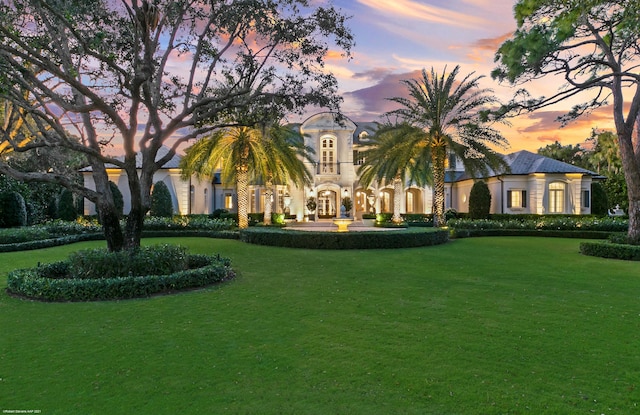 view of front of property featuring a yard