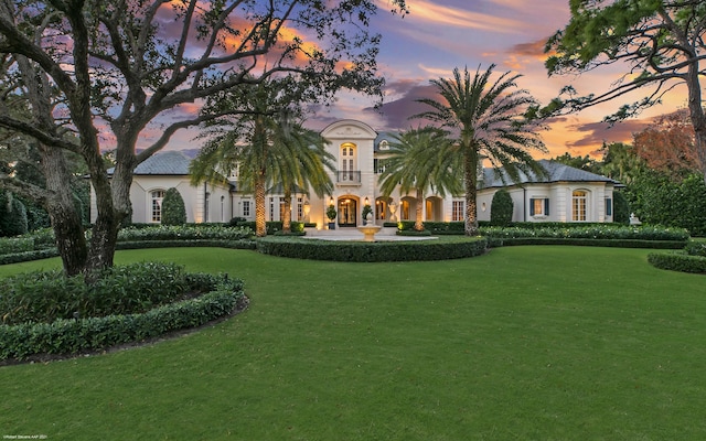 view of front facade featuring a front lawn