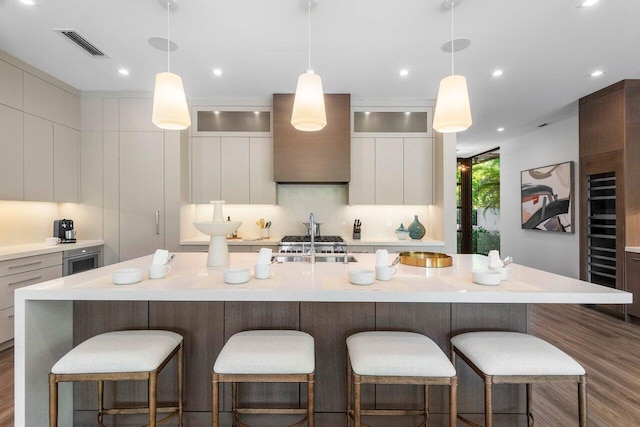 kitchen featuring custom range hood, modern cabinets, visible vents, and light countertops