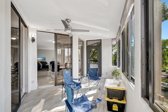 sunroom with ceiling fan