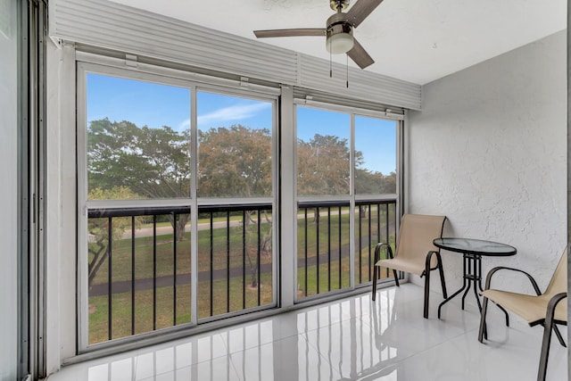 sunroom with ceiling fan