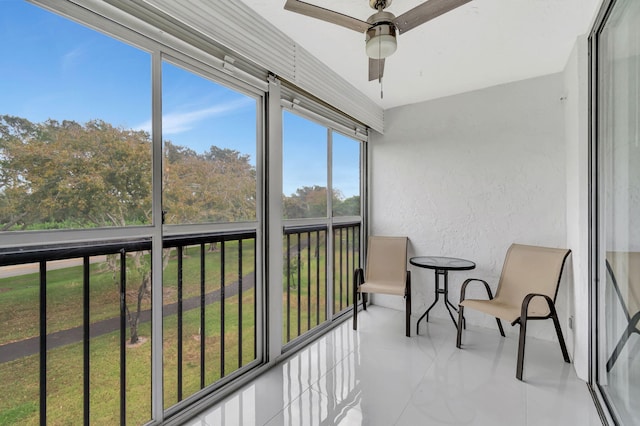 sunroom / solarium with a ceiling fan