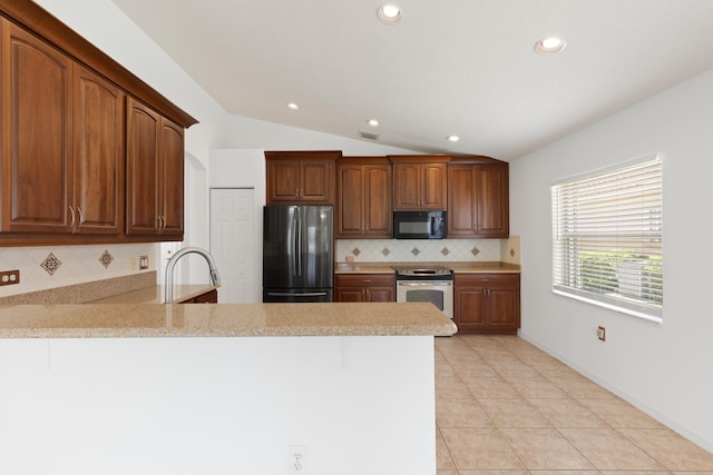 9081 Livorno St, Boynton Beach, FL 33472 - kitchen featuring stainless steel appliances, a peninsula, lofted ceiling, recessed lighting, and backsplash