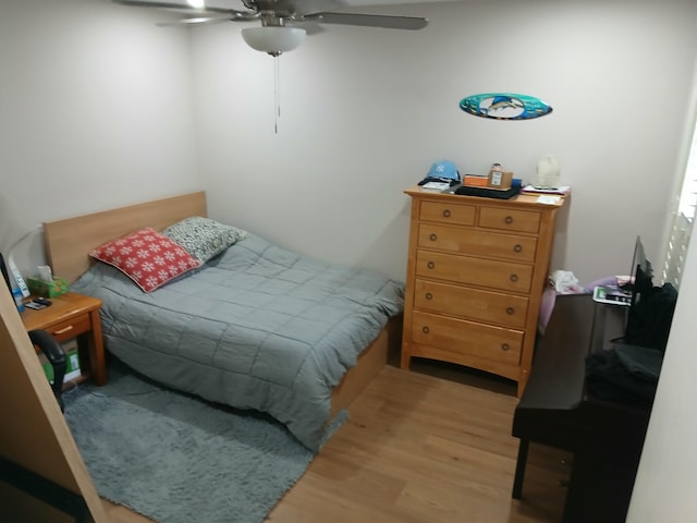 bedroom featuring light wood-style flooring and a ceiling fan