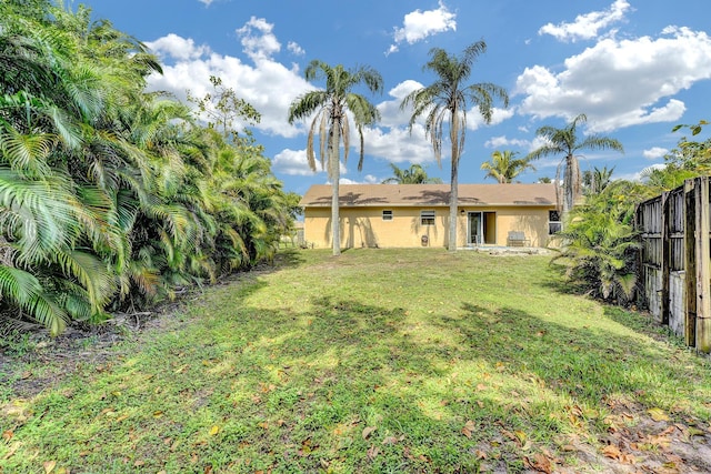 view of yard featuring fence