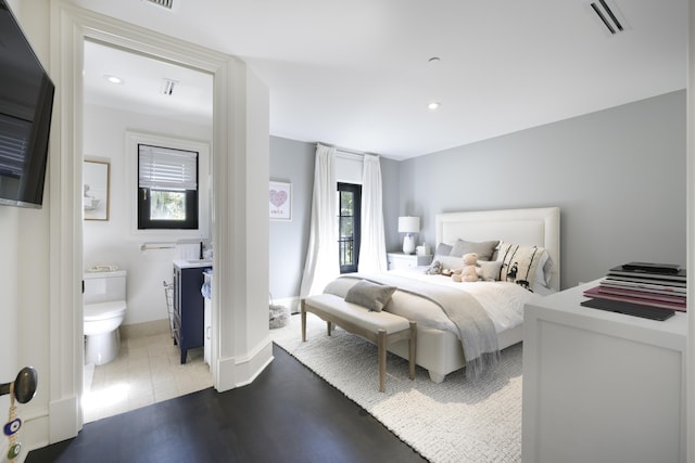 bedroom with recessed lighting, visible vents, connected bathroom, and baseboards