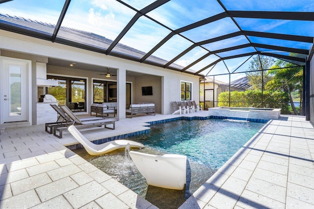 view of swimming pool featuring a patio, ceiling fan, an outdoor hangout area, a lanai, and a pool with connected hot tub