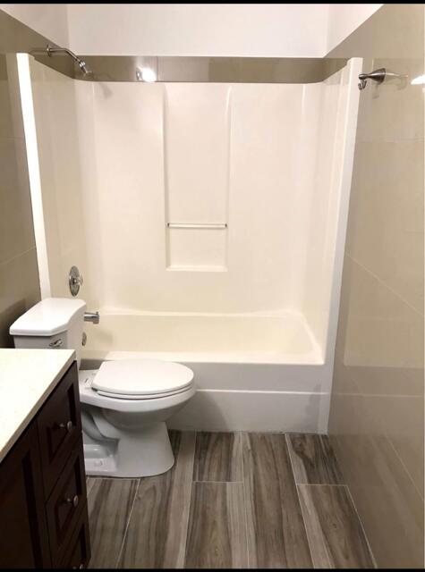 full bath with shower / bath combination, toilet, and vanity