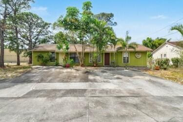 single story home with driveway