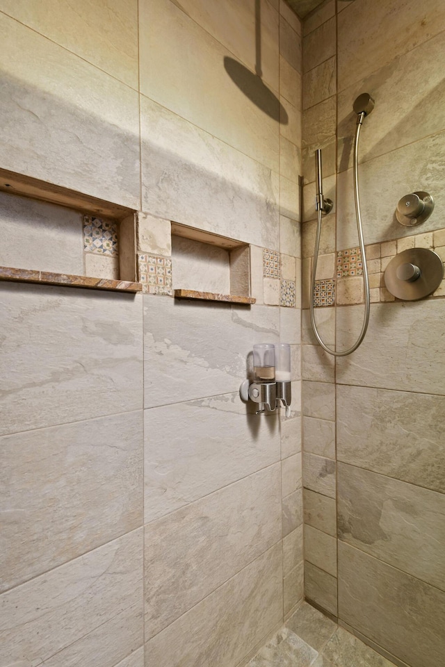 full bathroom featuring a tile shower