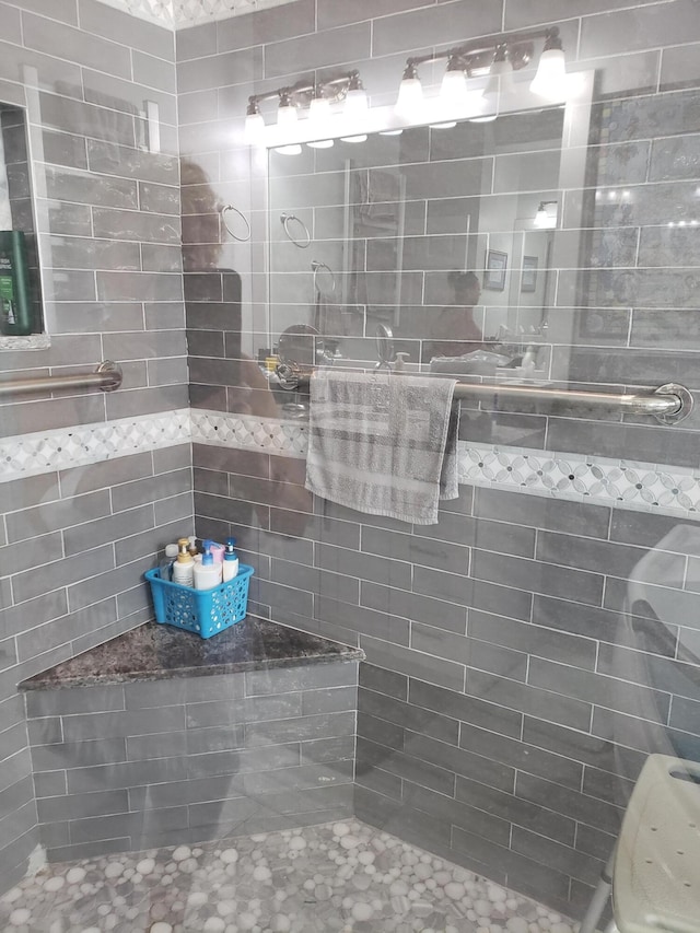 bathroom featuring tiled shower