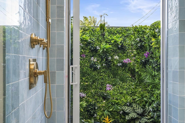 full bathroom featuring a tile shower