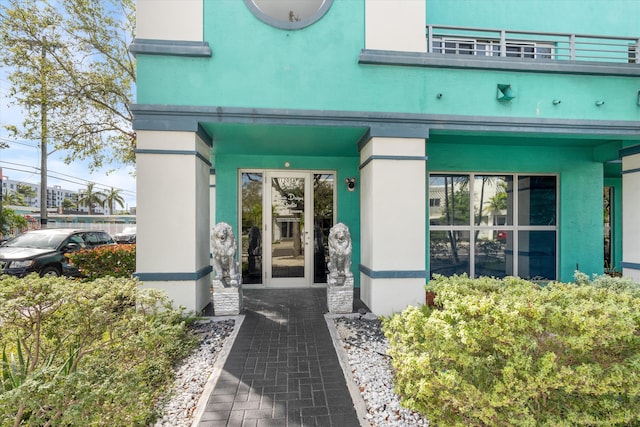 property entrance featuring stucco siding