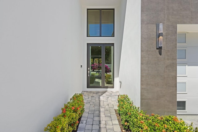 view of exterior entry featuring stucco siding