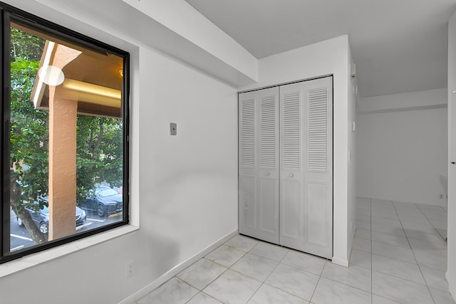 unfurnished bedroom featuring baseboards and a closet