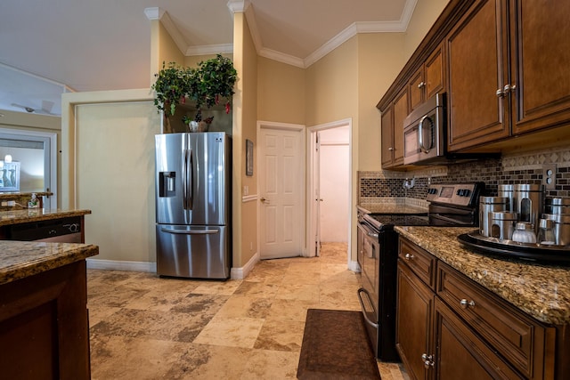 kitchen with crown molding, stainless steel appliances, decorative backsplash, dark stone countertops, and baseboards