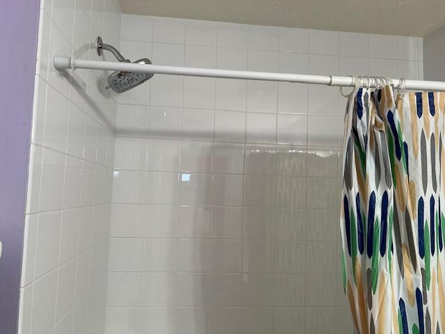 bathroom featuring tiled shower