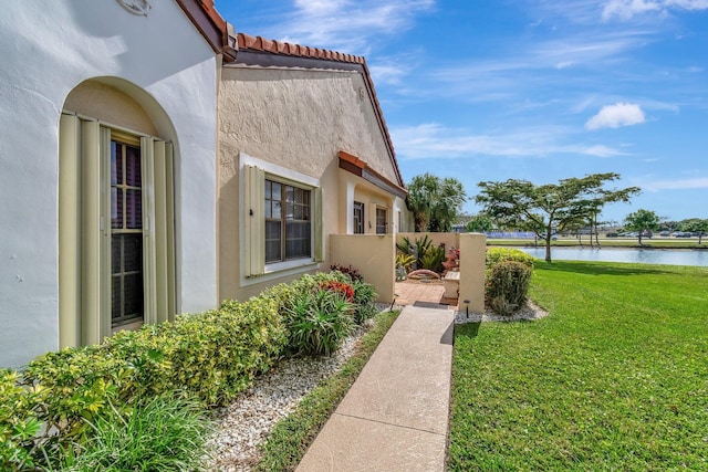 view of yard featuring a water view