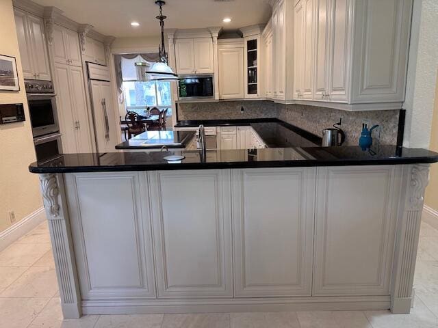 3271 Harrington Dr, Boca Raton, FL 33496 - kitchen featuring decorative backsplash, baseboards, dark countertops, a peninsula, and recessed lighting