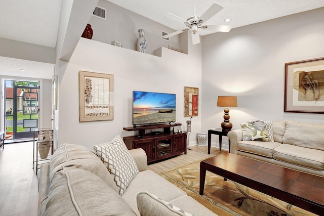 living room with recessed lighting, visible vents, light wood-style floors, ceiling fan, and baseboards