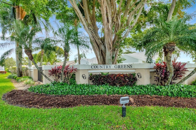 community sign with a lawn