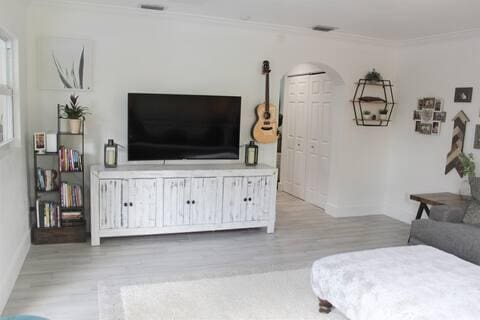 living room featuring visible vents, ornamental molding, and wood finished floors