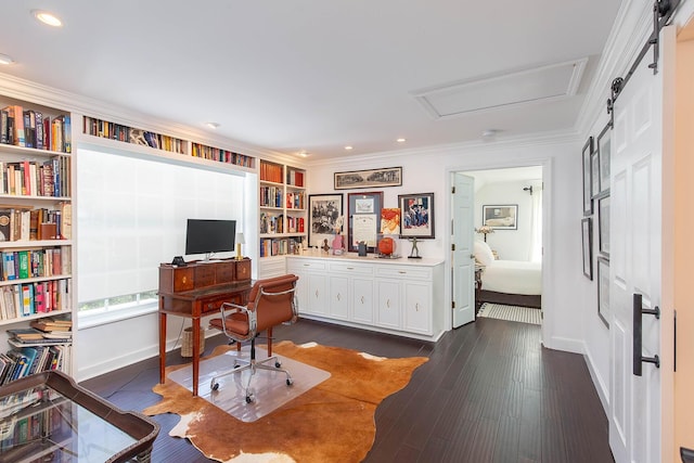 office space featuring dark wood-style floors, crown molding, recessed lighting, a barn door, and baseboards