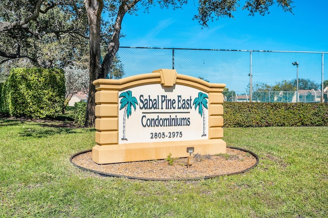 community / neighborhood sign featuring a yard