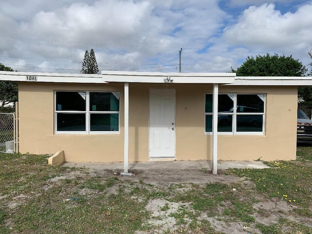 bungalow-style house featuring stucco siding