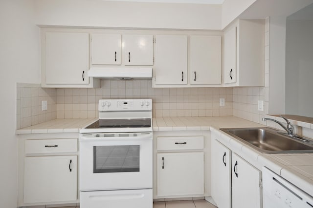 kitchen with tasteful backsplash, white cabinetry, a sink, white appliances, and under cabinet range hood